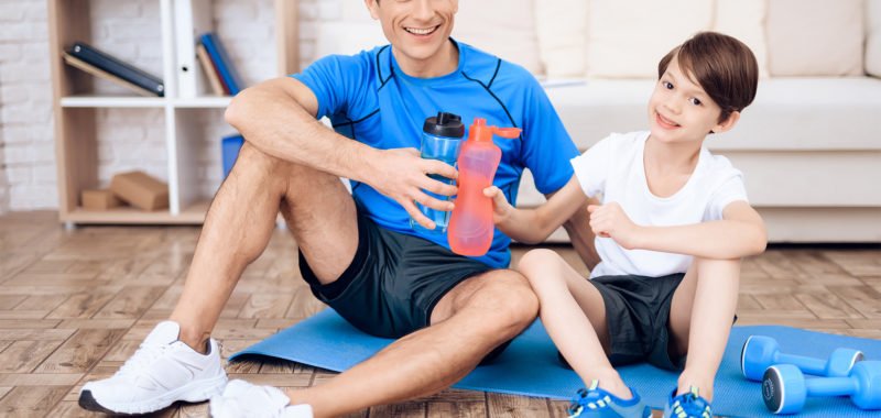 father-and-son-have-a-rest-after-exercising-baixa